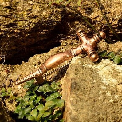Tidligmiddelalderlig korsfibula, bronzefarvet, zamak