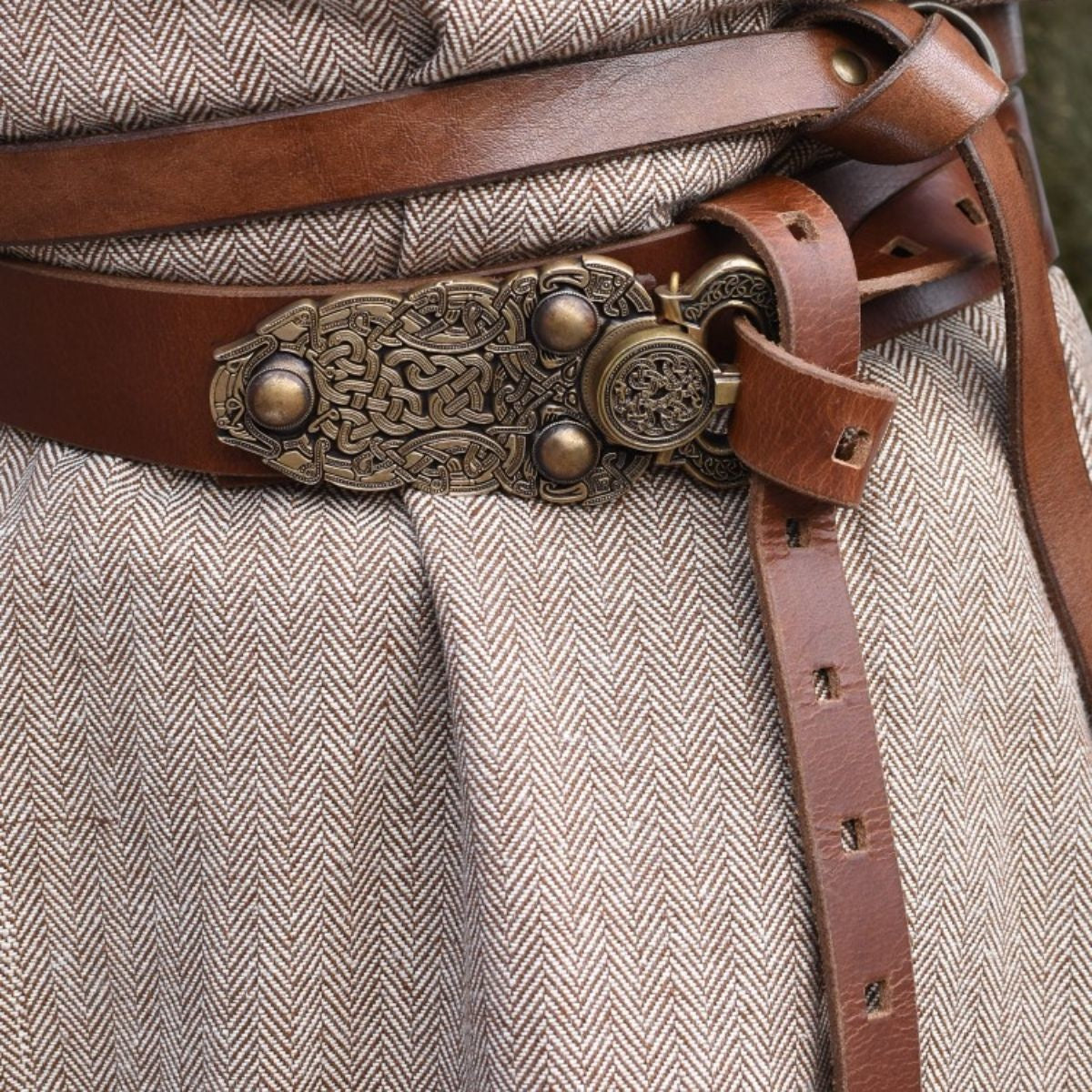 Thorsberg tuniek, vissengraatmotief, bruin