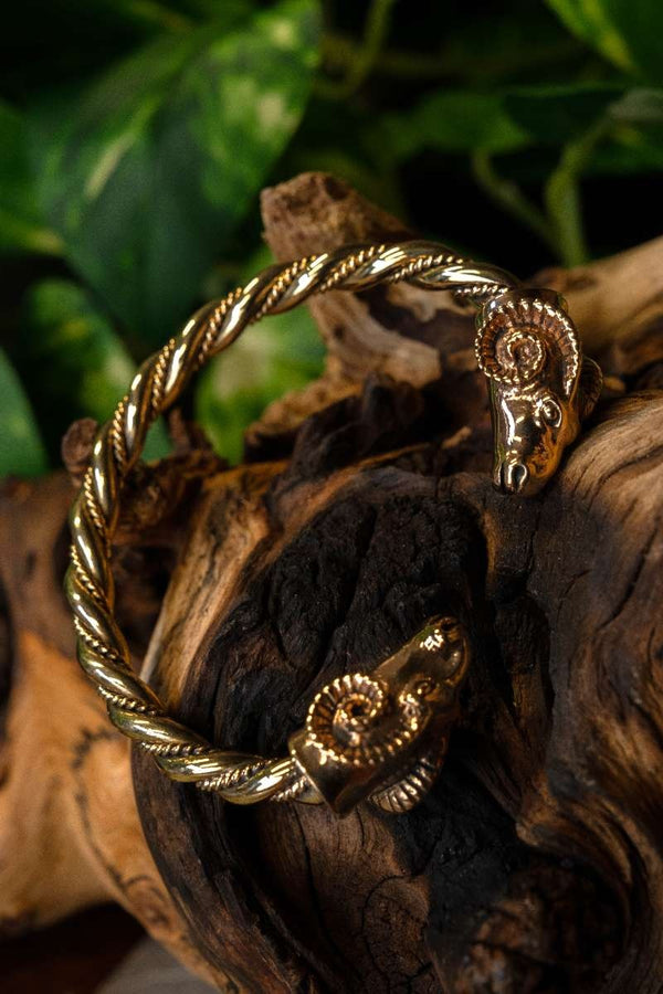 Viking armband met ramskoppen, brons