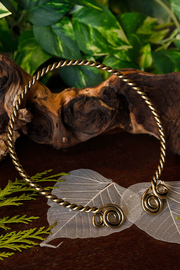 Torque con spirali celtiche, bronzo