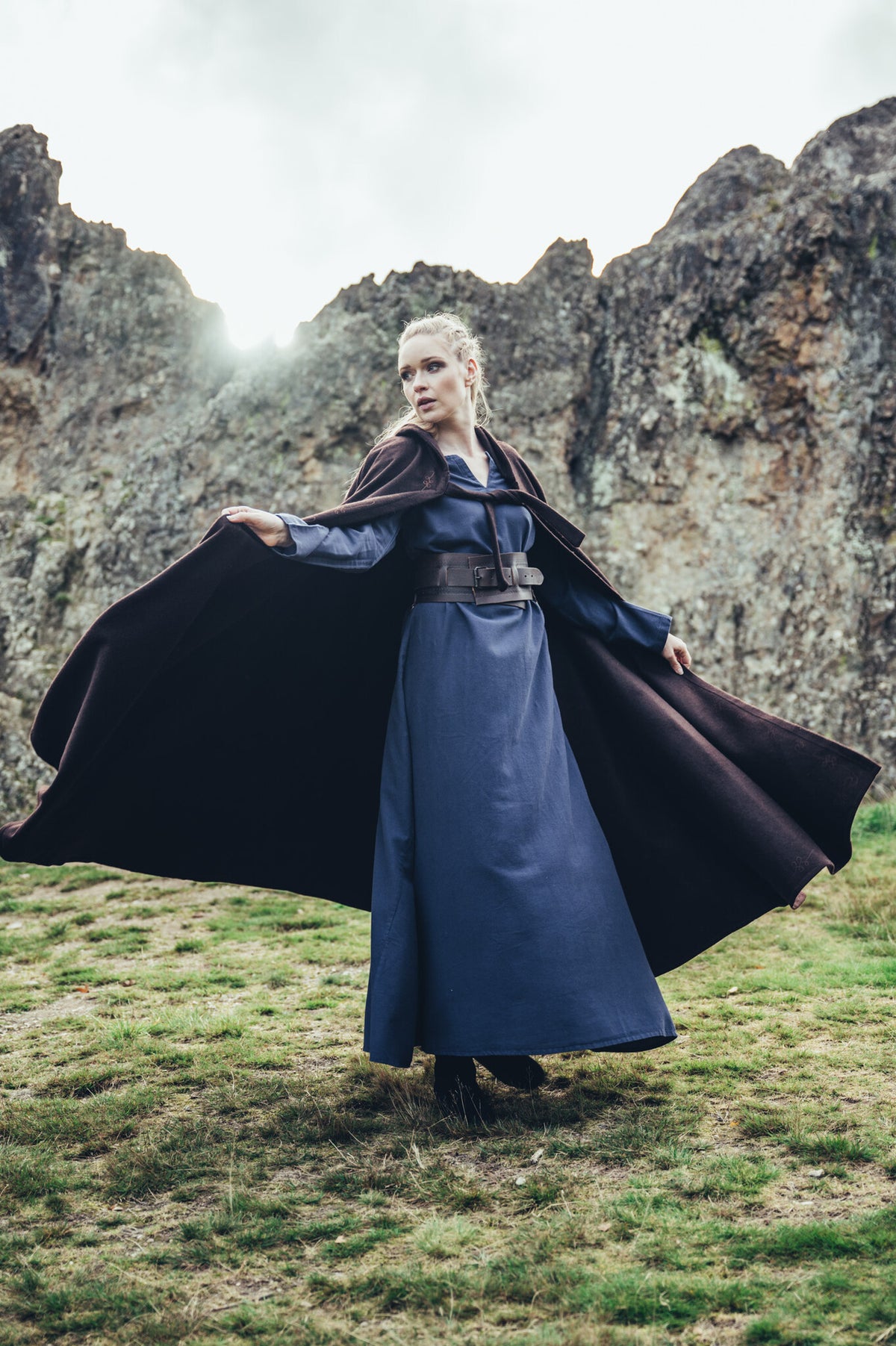 Manto bordado Damia, mezcla de lana, marrón