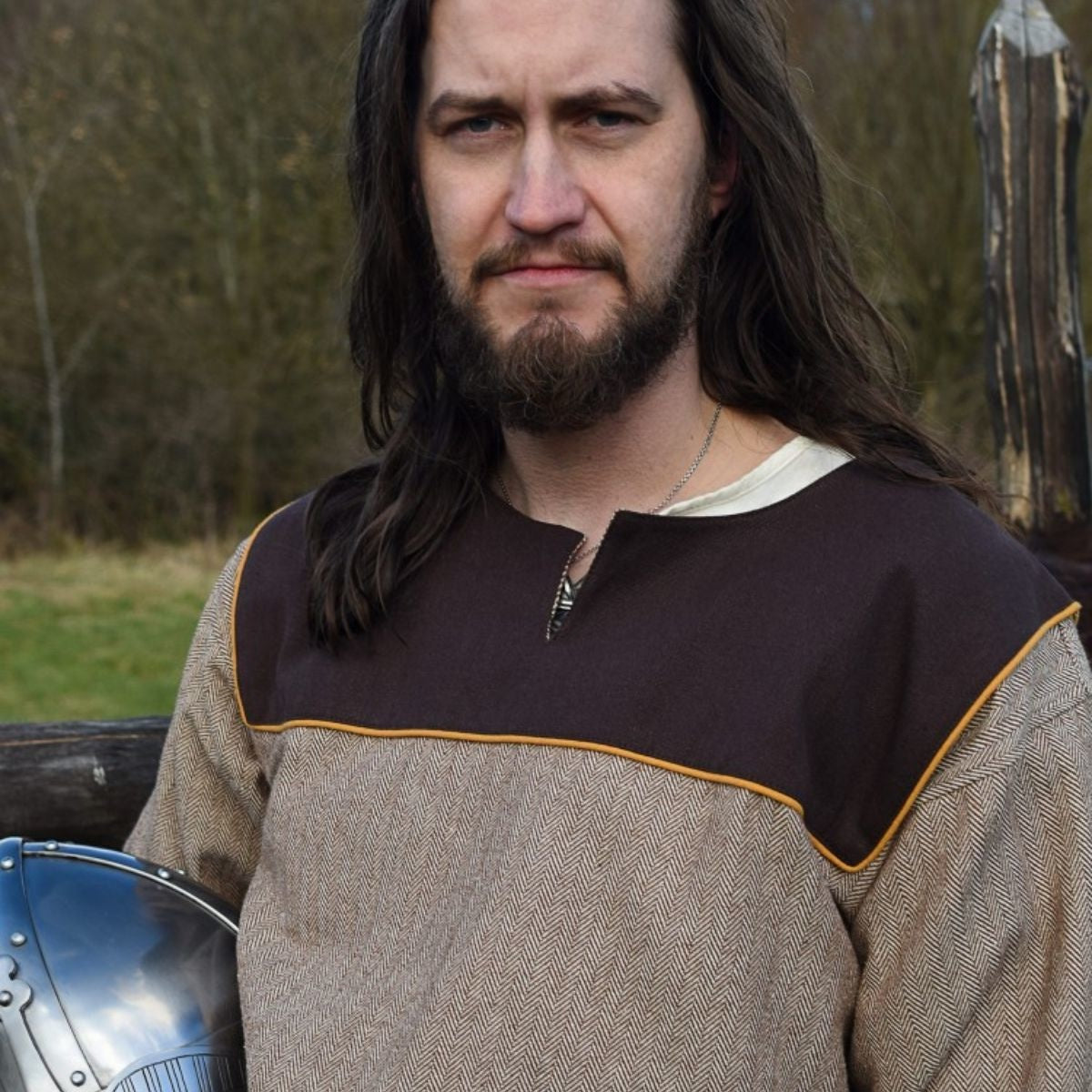 Thorsberg tuniek, vissengraatmotief, bruin