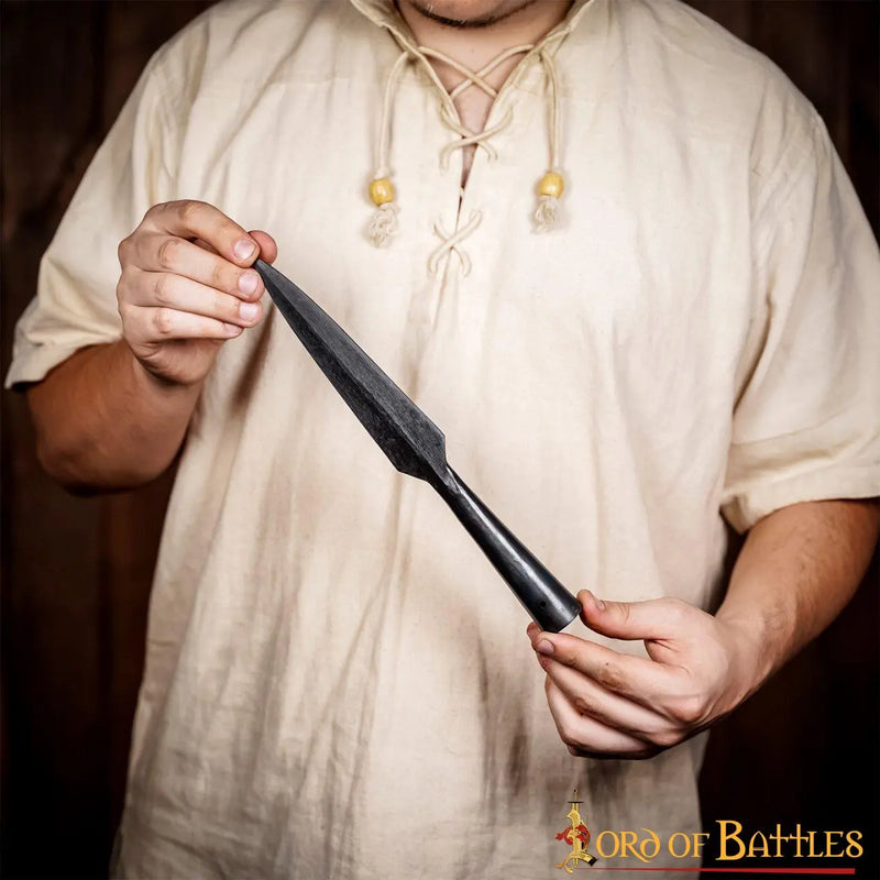 Wczesnośredniowieczny grot włóczni z barkami, brązowany, półostry