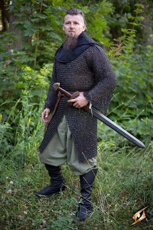 Hauberk med slids, runde ringe med runde klinknagler, 9 mm