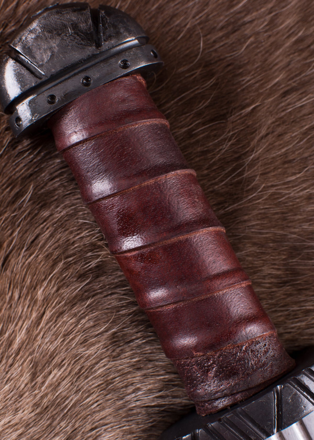 Seax do século IX com punho de couro, semi-afiado