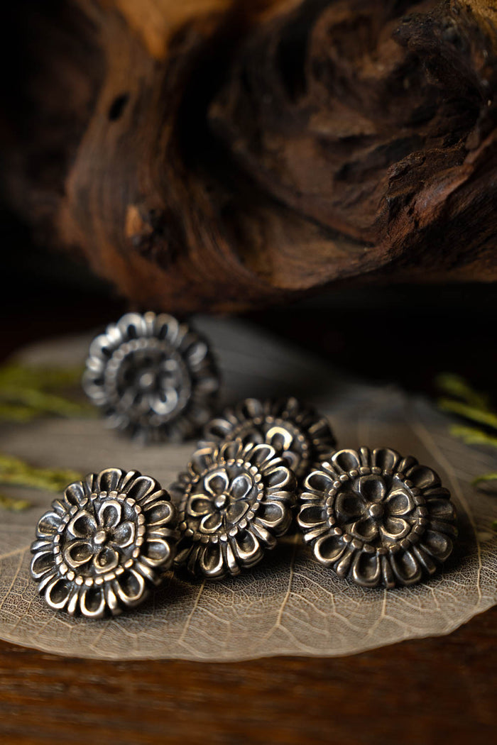 Rembeslag med blomstermotiv (sæt med 5), 16. århundrede, forsølvet