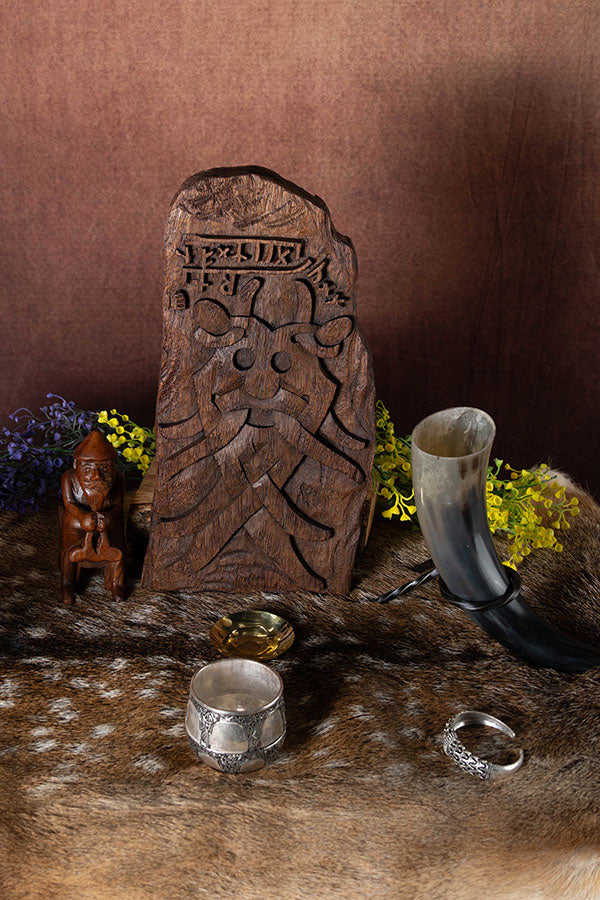 Maskierter Odin, Runenstein