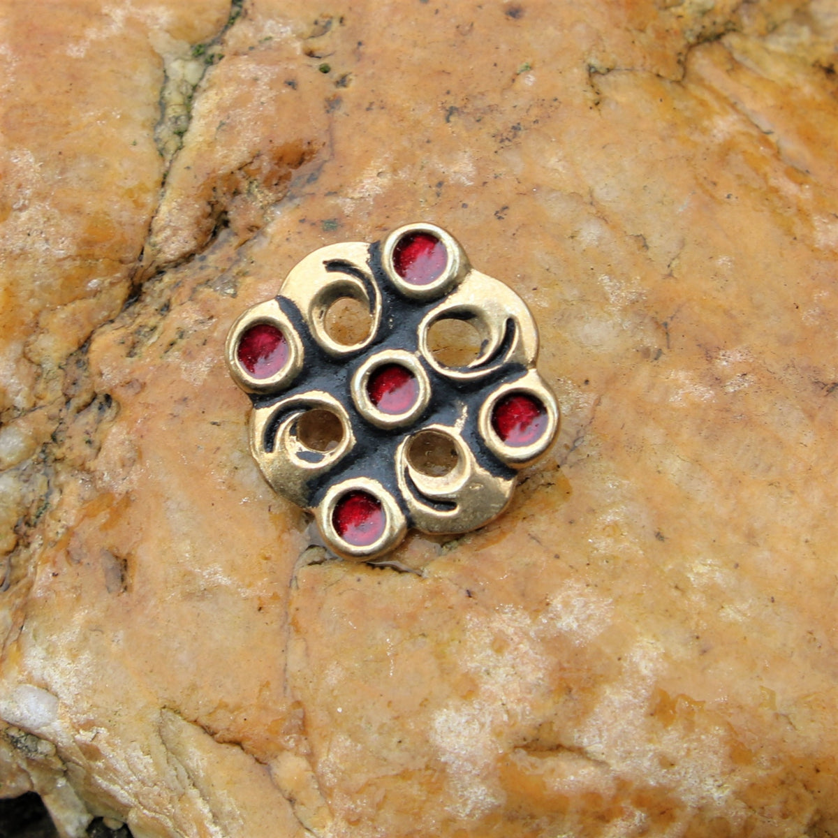 Merovingisk cloisonné-broche, bronze