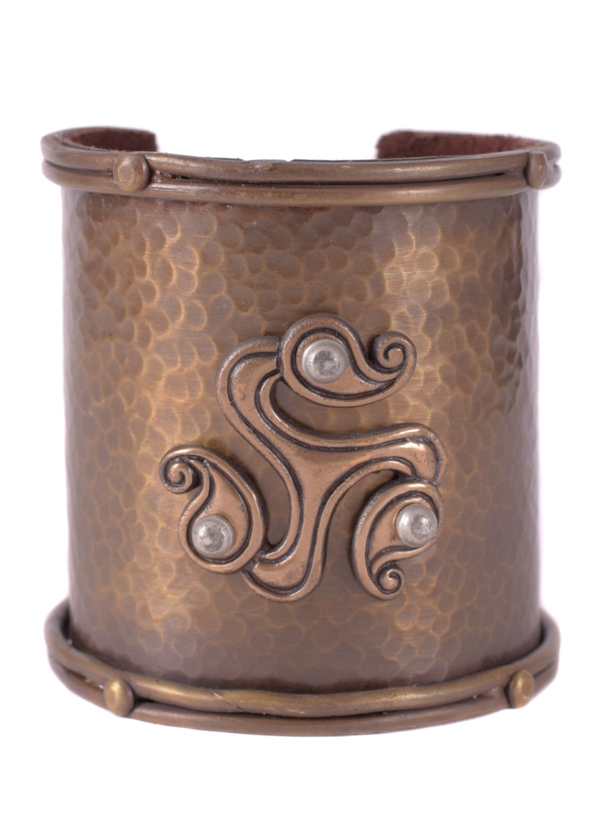 Brazalete celta con triskelion, latón