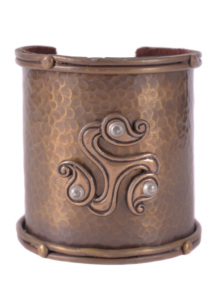 Brazalete celta con triskelion, latón