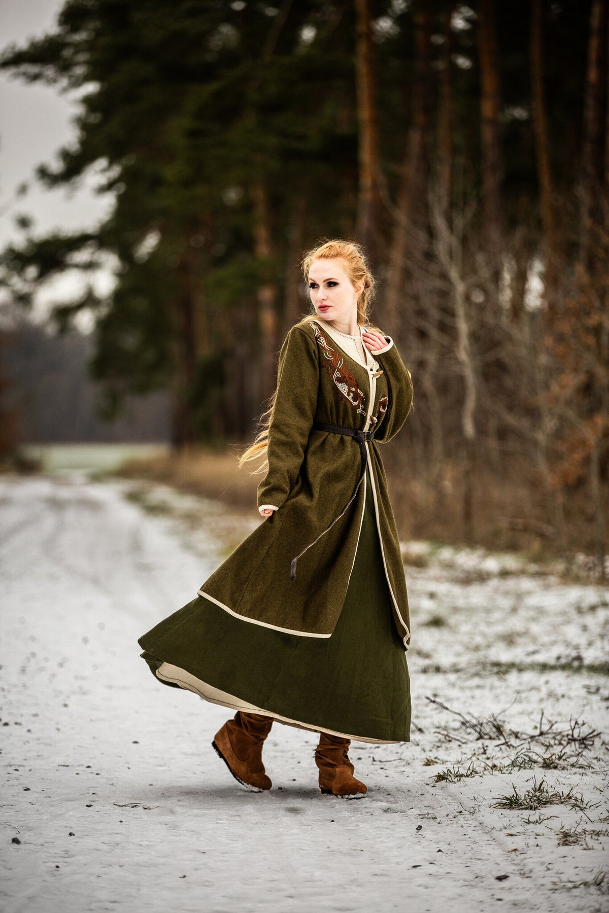 Wikiński kaftan Skadi, oliwkowozielony, mieszanka wełny