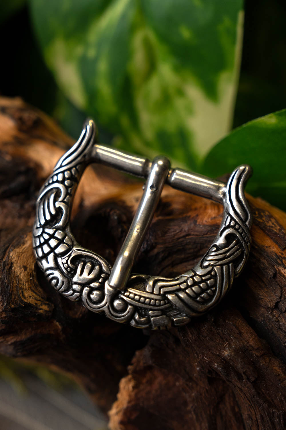 Spænde i Borre-Jellinge-stil med gribende dyr, forsølvet