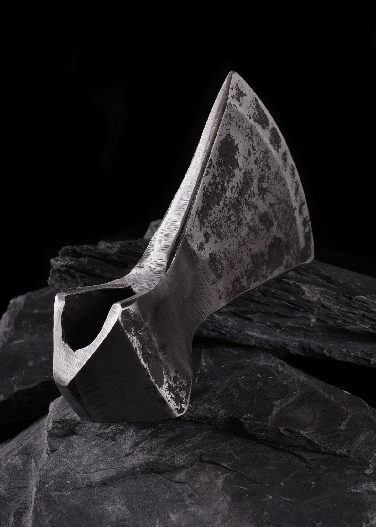 Lame de hache forgée à la main, ancienne, émoussée (battle-ready)