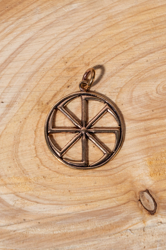 Slavische Kolovrat-amulet, brons