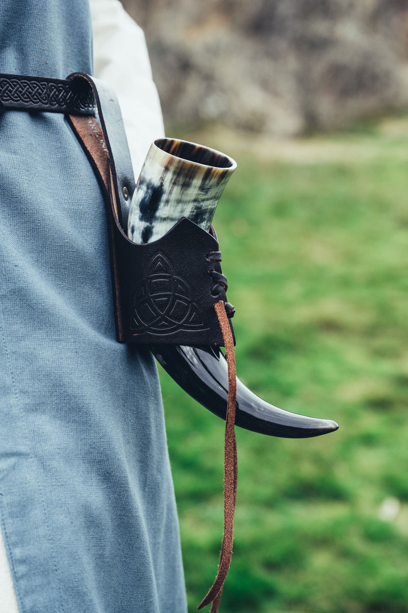 Drikkehornsholder Triquetra, mørkebrun