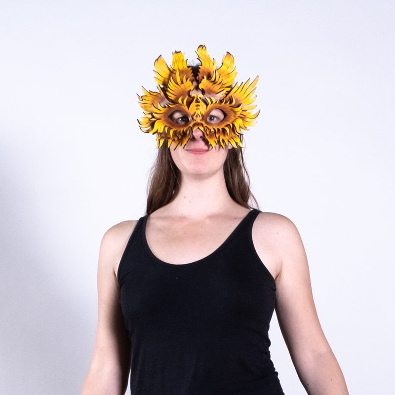 Maschera in pelle a forma di uccello