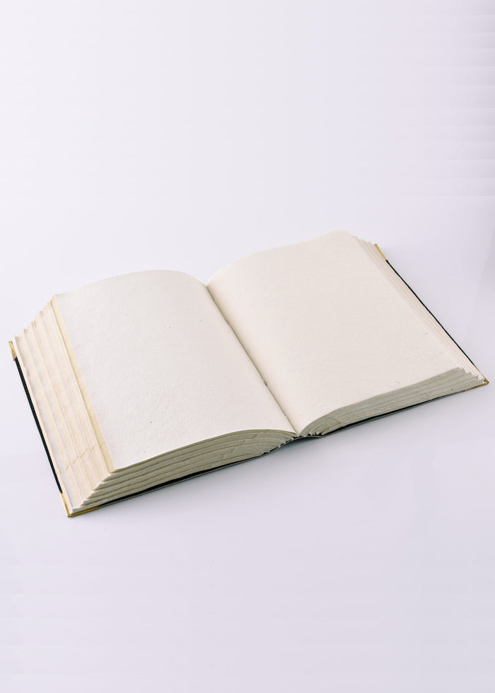 Svart läderbok med pentagram