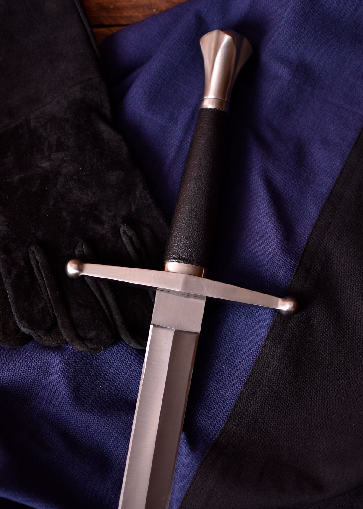 14th century broadsword, hand-and-a-half sword, sharp