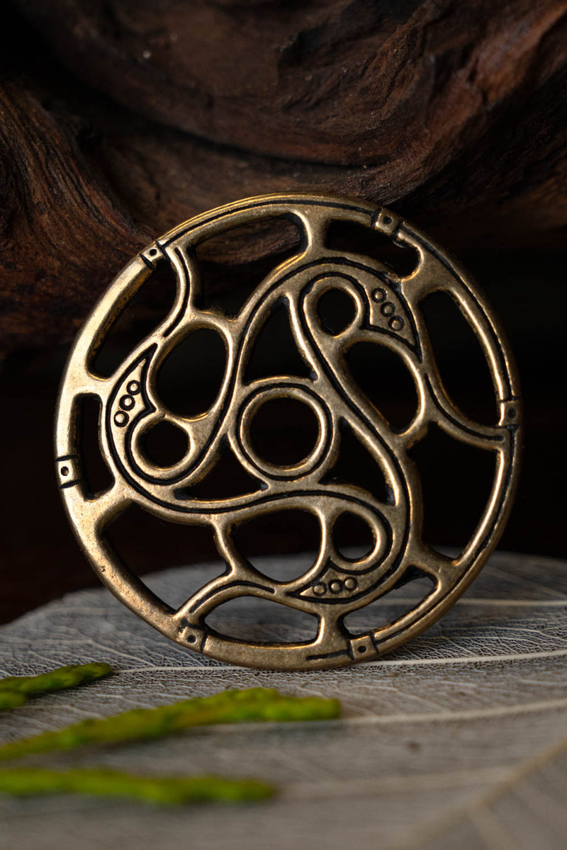 Triskele Zierscheibe Vendelzeit, Bronze