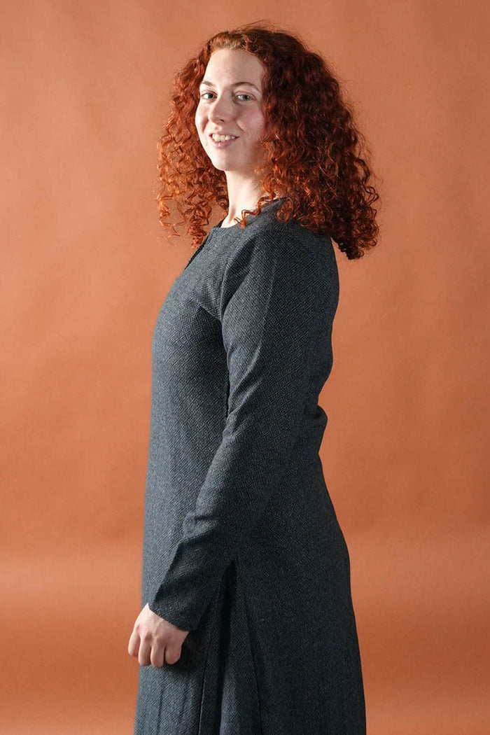 Vikingekjole Sigrun, diamanttwill, uldblanding, blå-sort