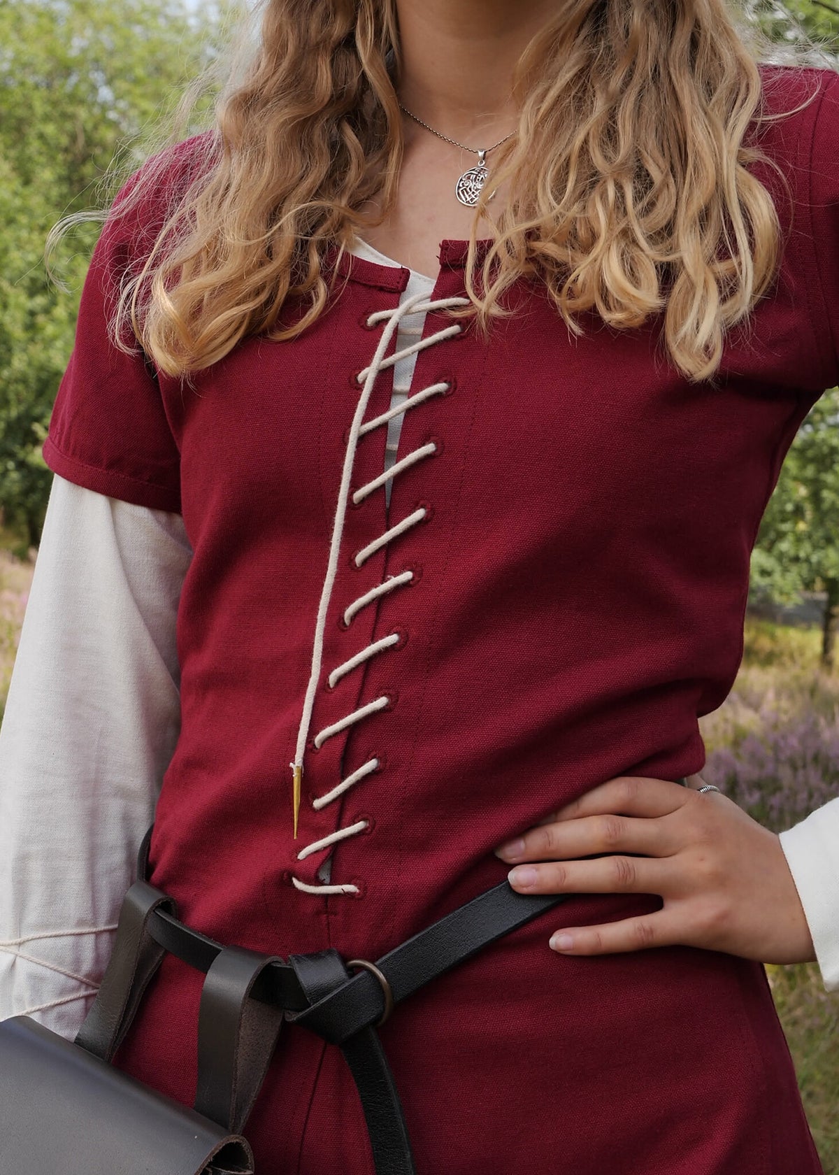 Cotehardie Odilia, bordowa