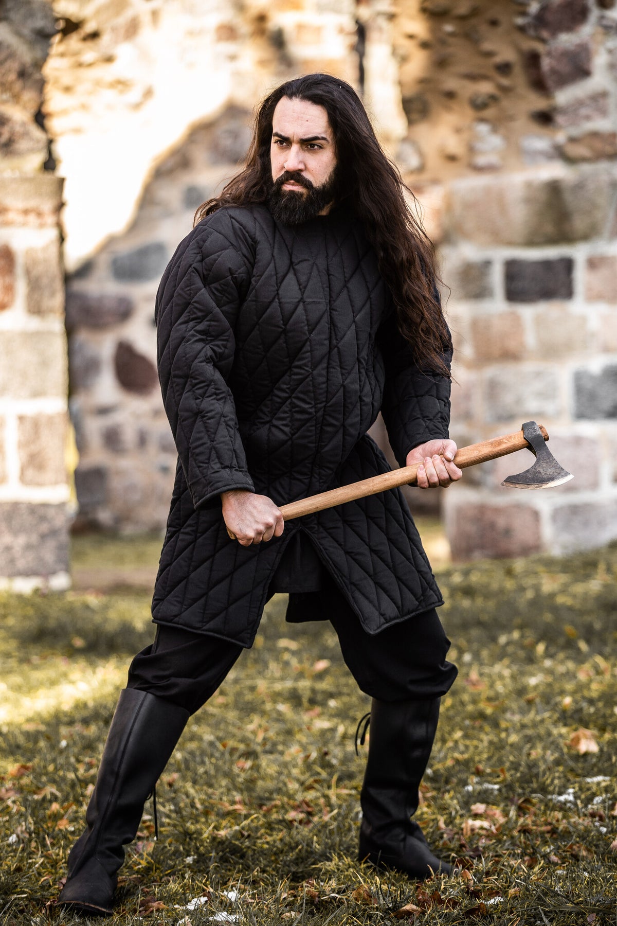 Średniowieczny gambeson, czarny