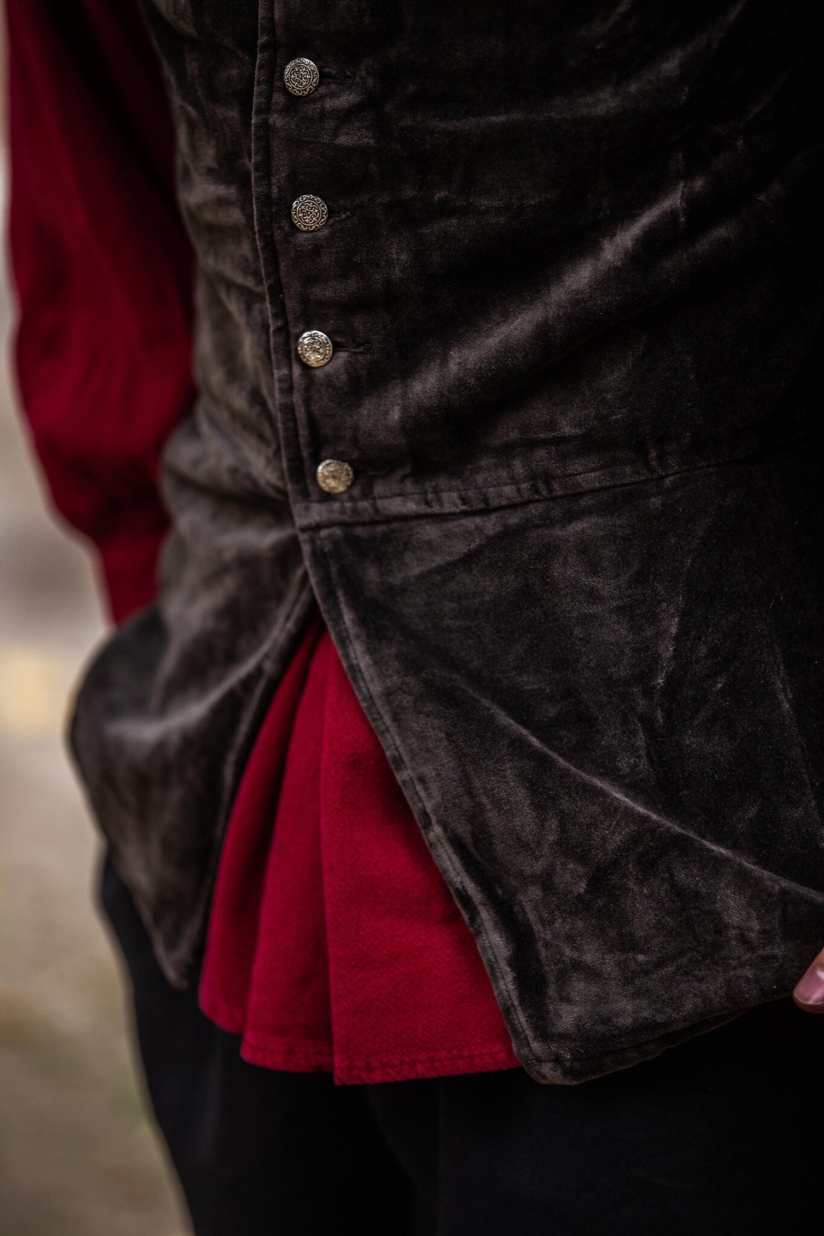 Pourpoint en velours à boutons métalliques, brun