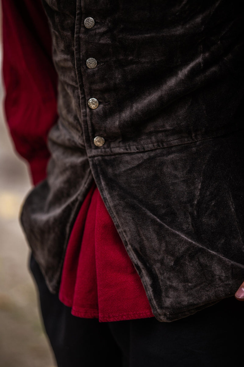 Aksamitny dublet z metalowymi guzikami, brązowy