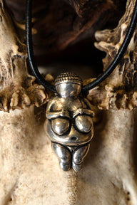 Amulet moedergodin Willendorf, verzilverd