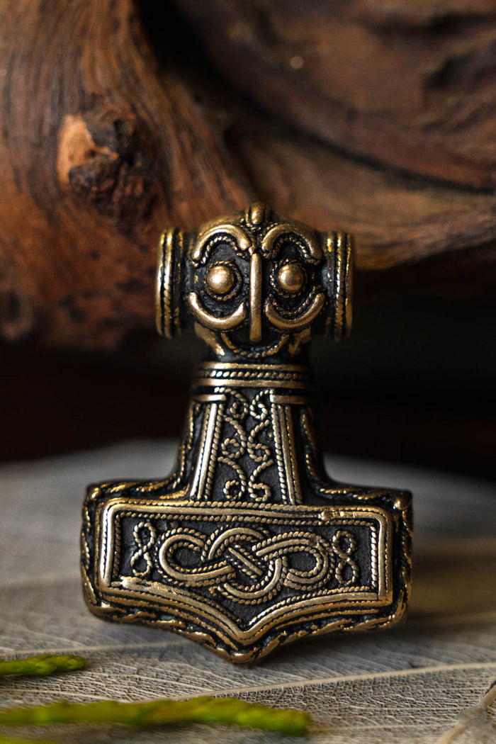 Vikingiškasis Ödeshög Mjölnir su mazgų ornamentu, bronza
