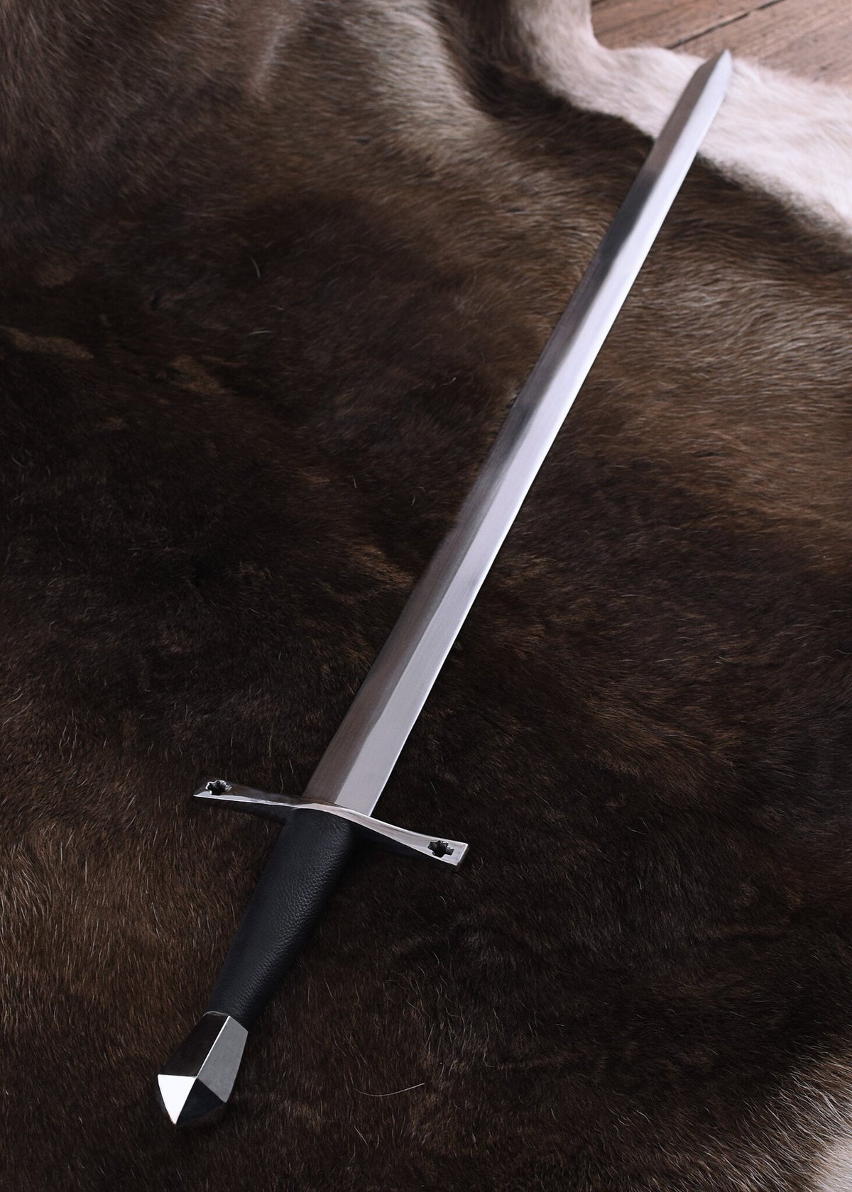 Średniowieczny jednoręczny miecz rycerski, półostry