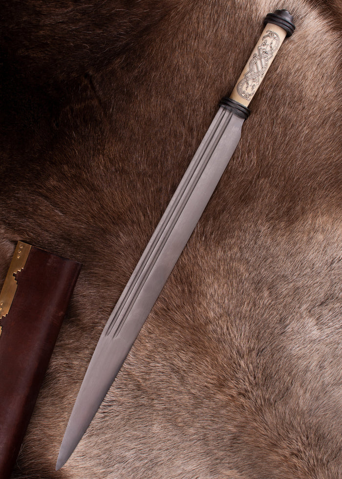 Vikingasax från 900 talet i Jellingestil, halvvass