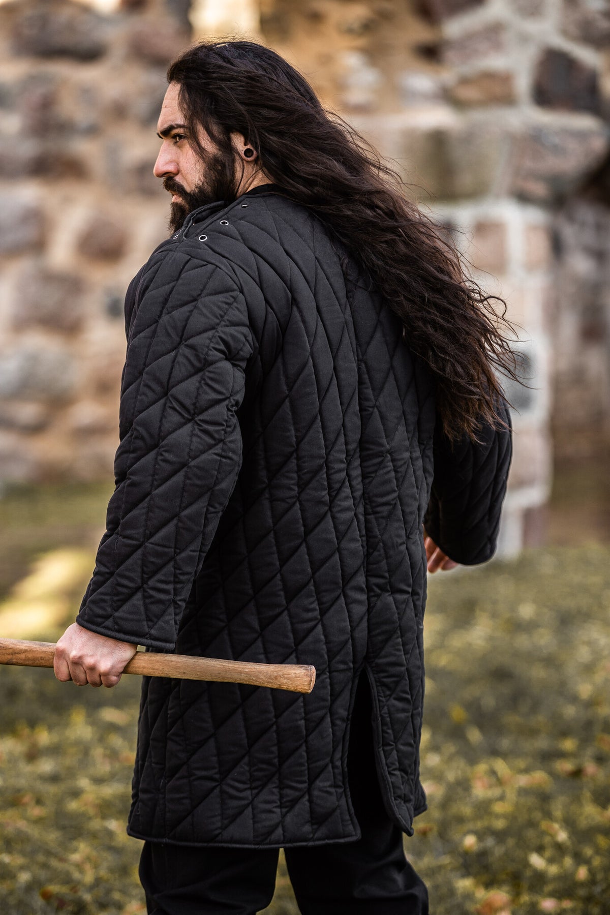 Średniowieczny gambeson, czarny