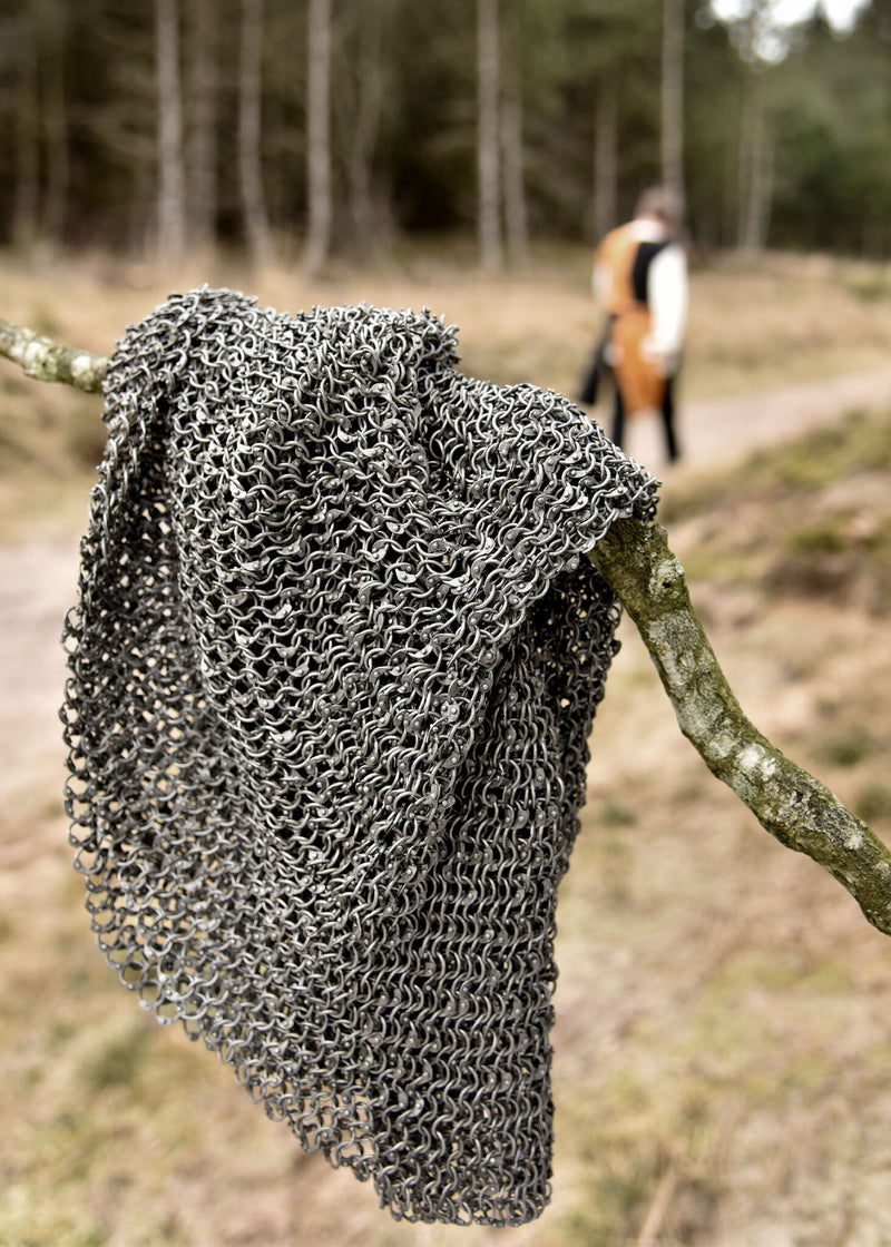 Maliënhætte med firkantet hals, ubehandlet, runde ringe – runde nitter, 8 mm
