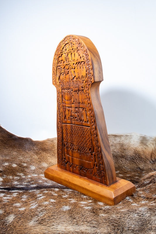 Holzschnitzerei Stora Hammars Wikingerstein