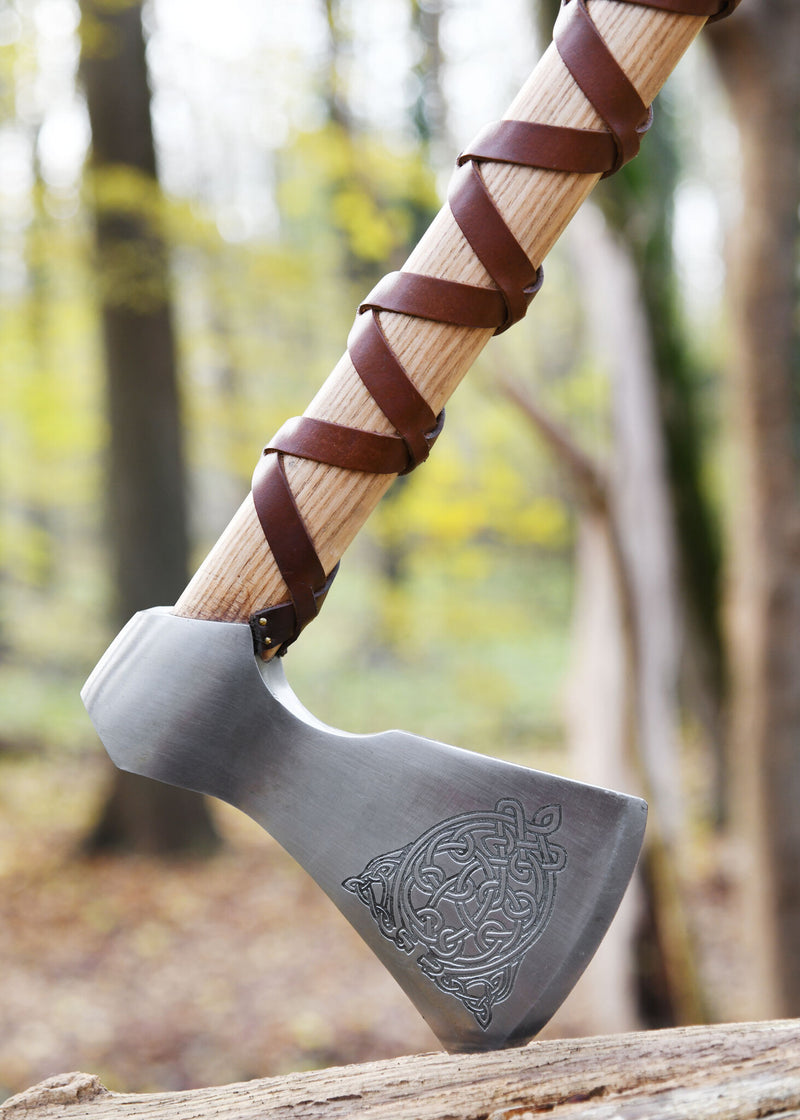 Hacha vikinga, tipo F, grabada, semi-afilada