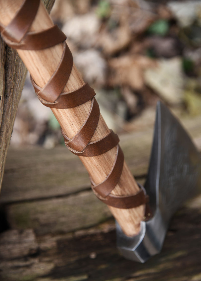 Vikingayxa, typ M, graverad, halvscharp