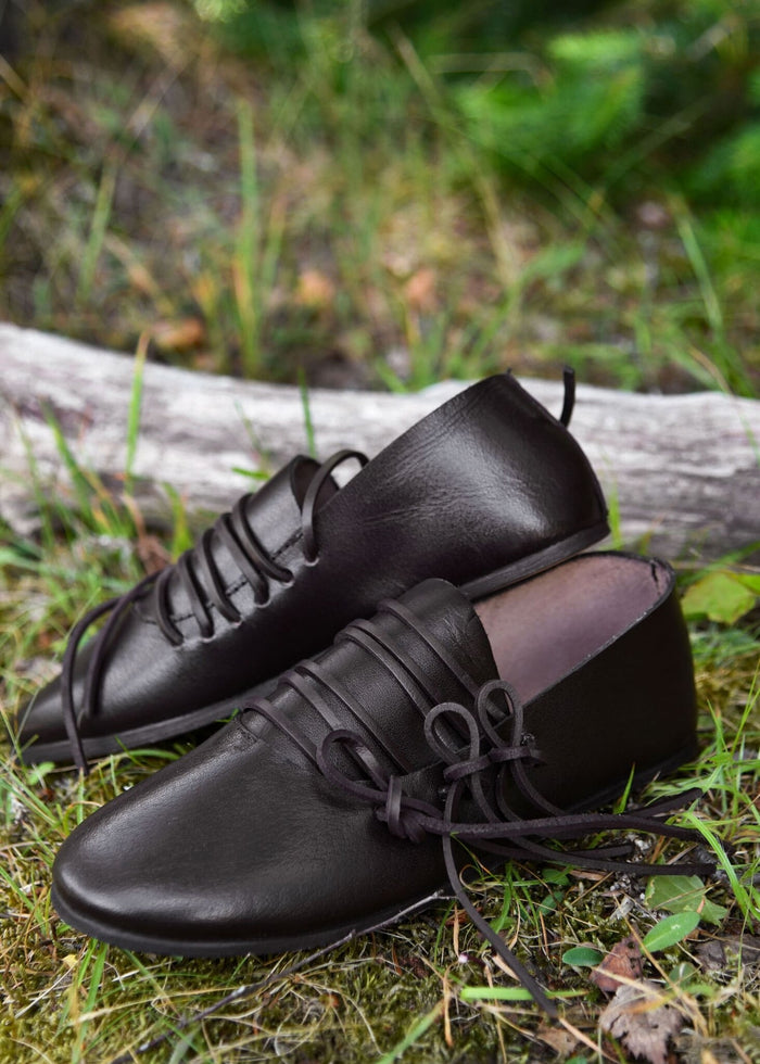 Średniowieczne buty sznurowane, brązowe