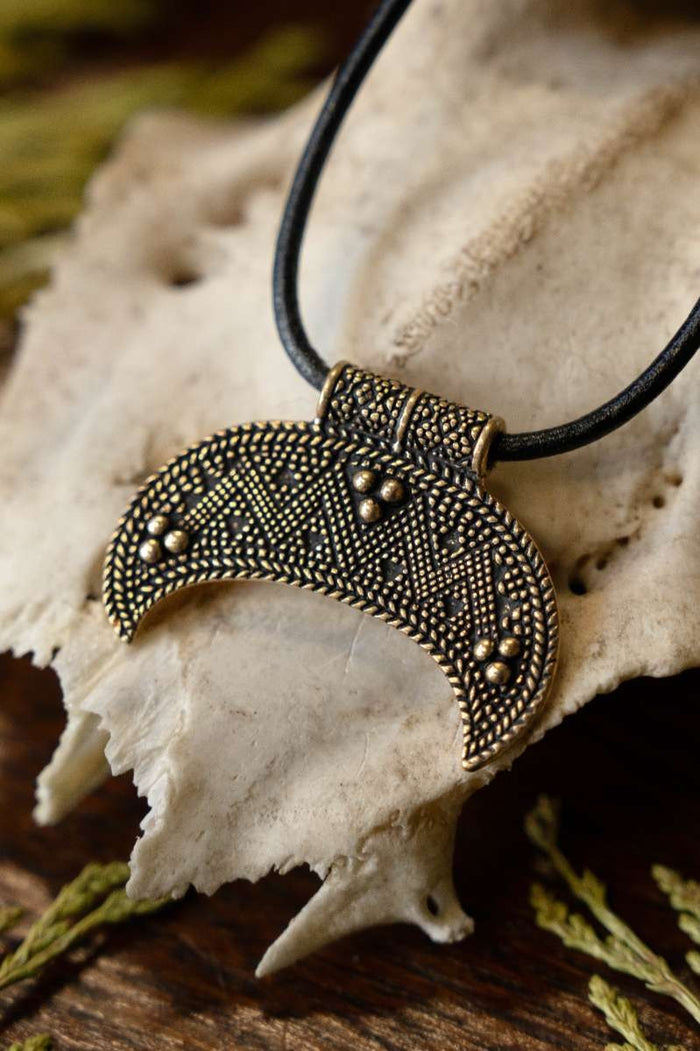 Rusvik lunula-amulet, lille, bronze