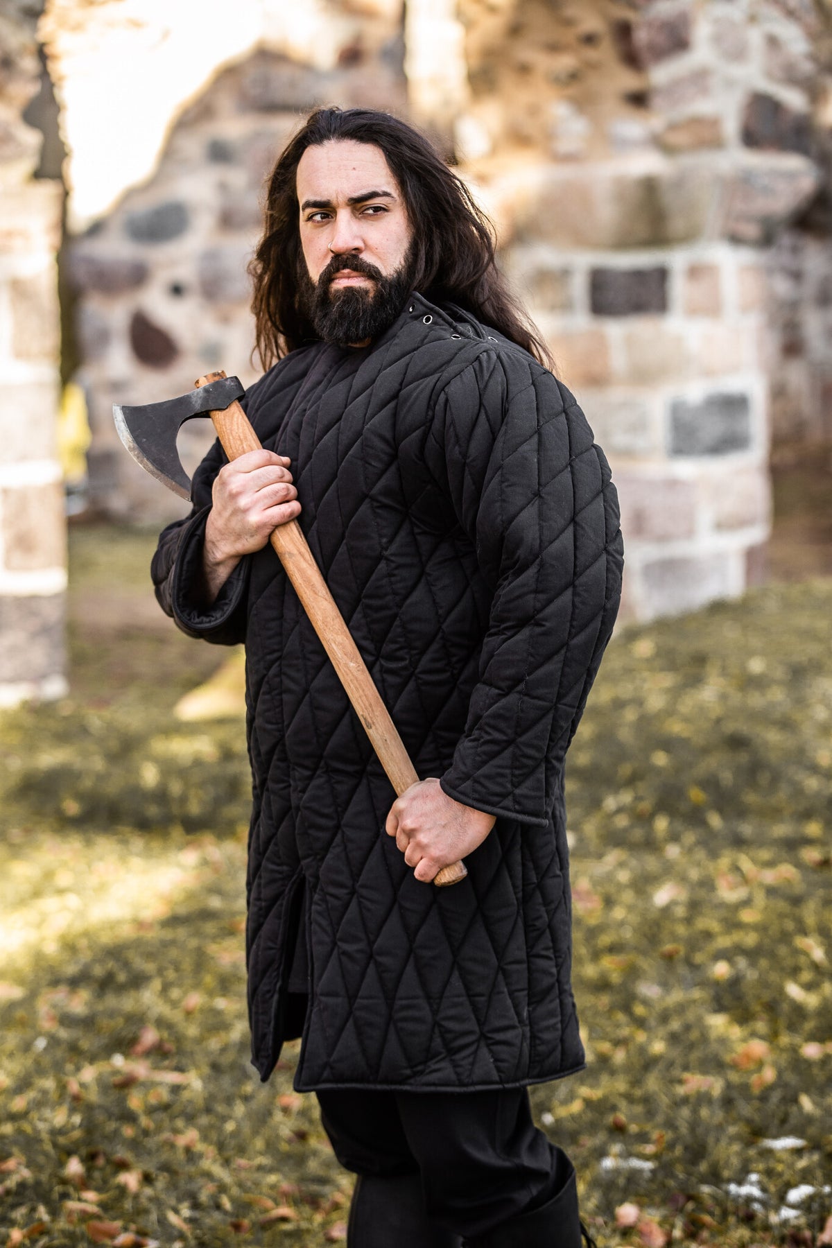 Średniowieczny gambeson, czarny