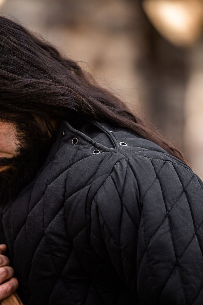 Średniowieczny gambeson, czarny