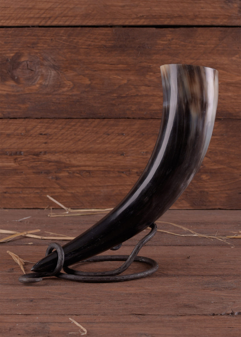 Round drinking horn holder