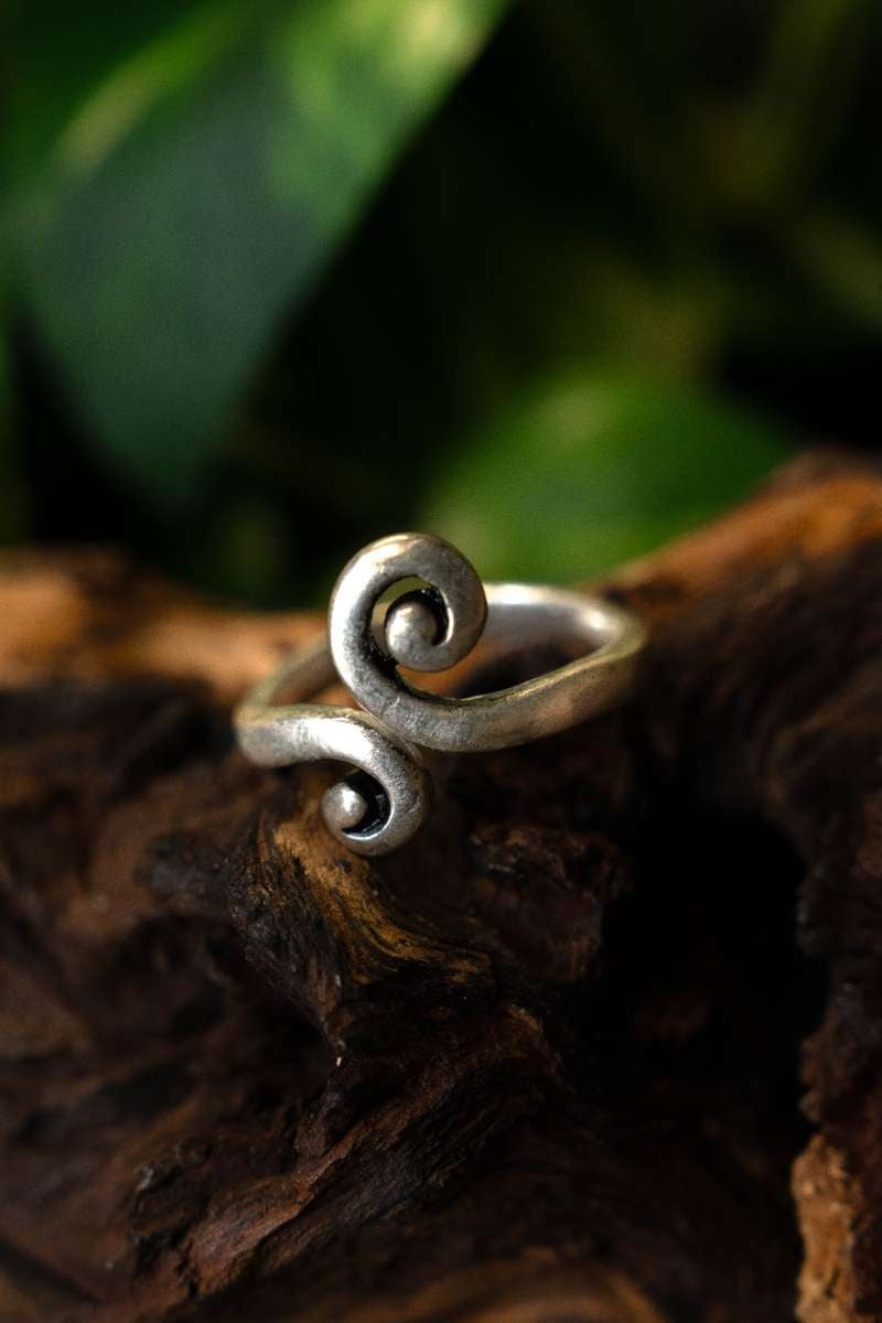 Celtycki pierścień ze stylizowanym motywem spiralnym, posrebrzany brąz