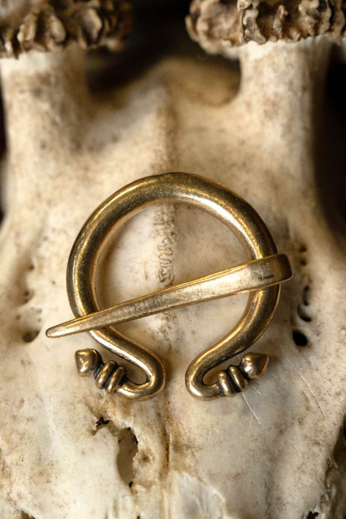 Petite fibule romaine oméga, en bronze