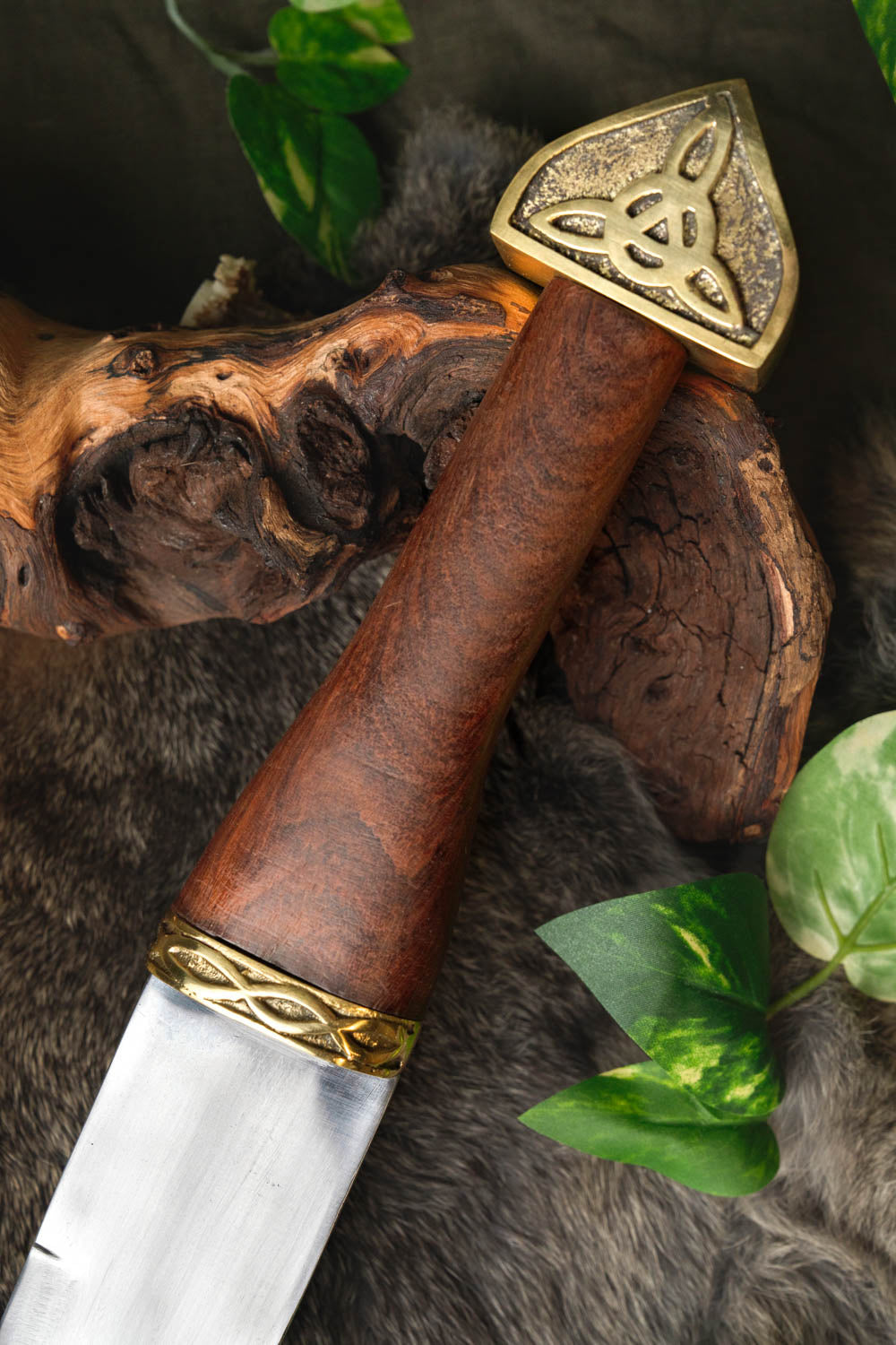 Triquetra-sax med træhåndtag, halvskarpt