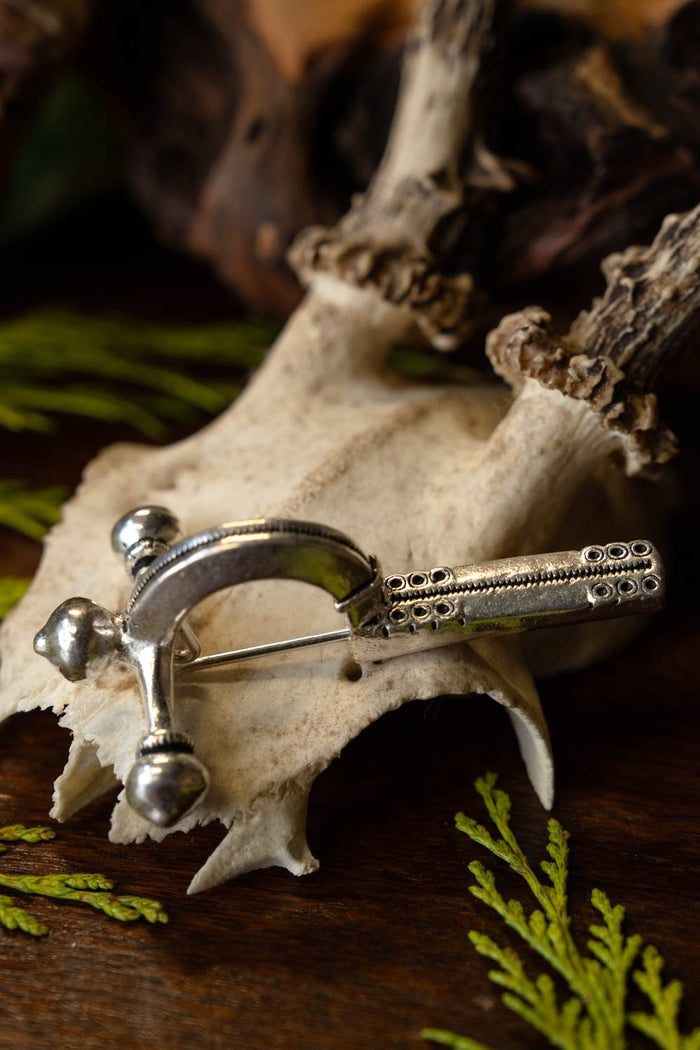 Romersk korsfibula, försilvrad brons