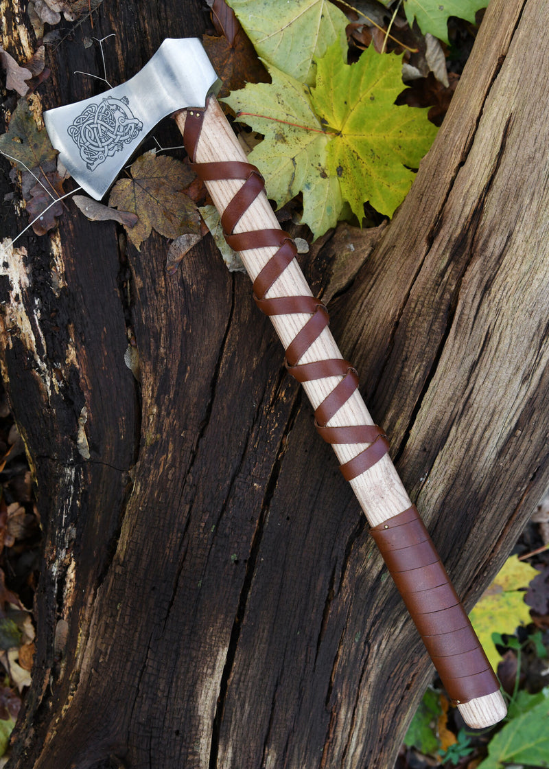 Vikingayxa, typ H, graverad, halvscharp