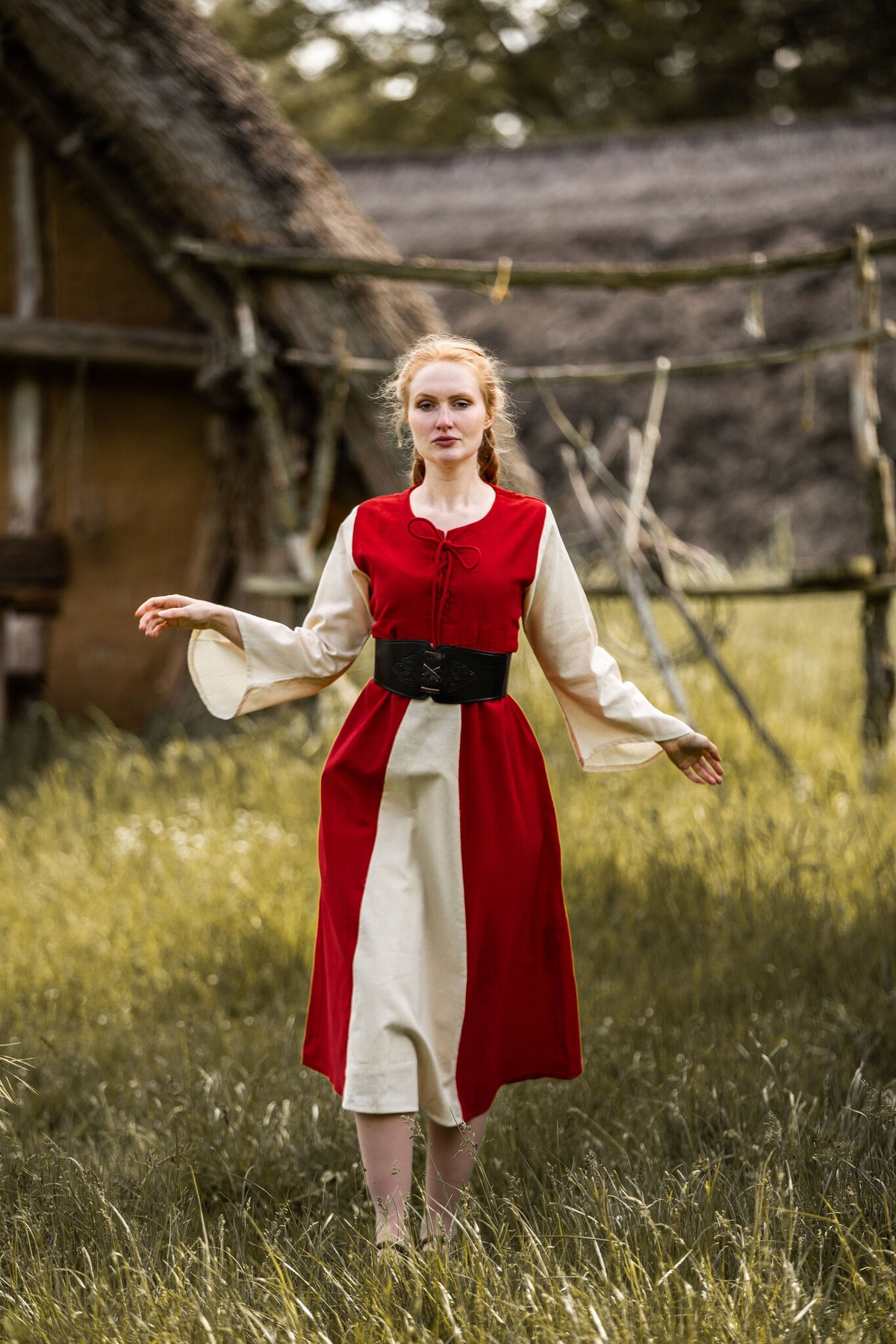 Belle-mekko, punainen-kerma