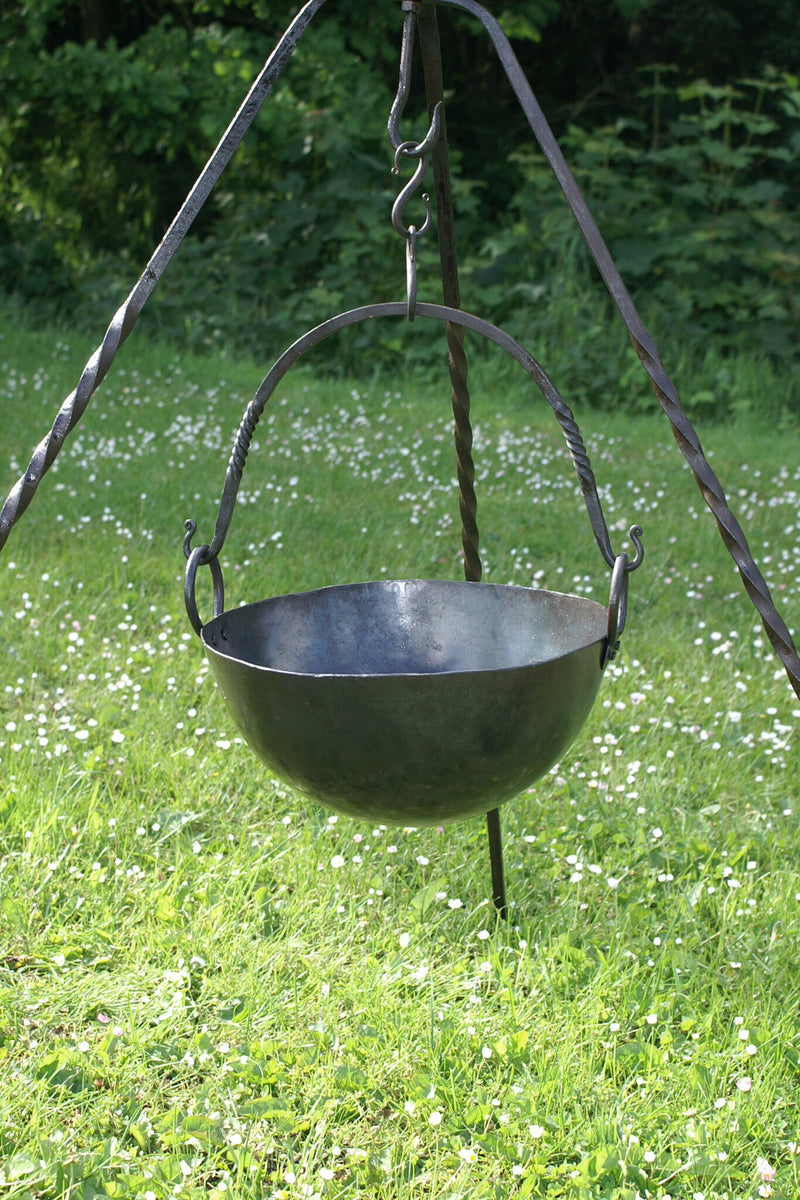 Large pan with hinge