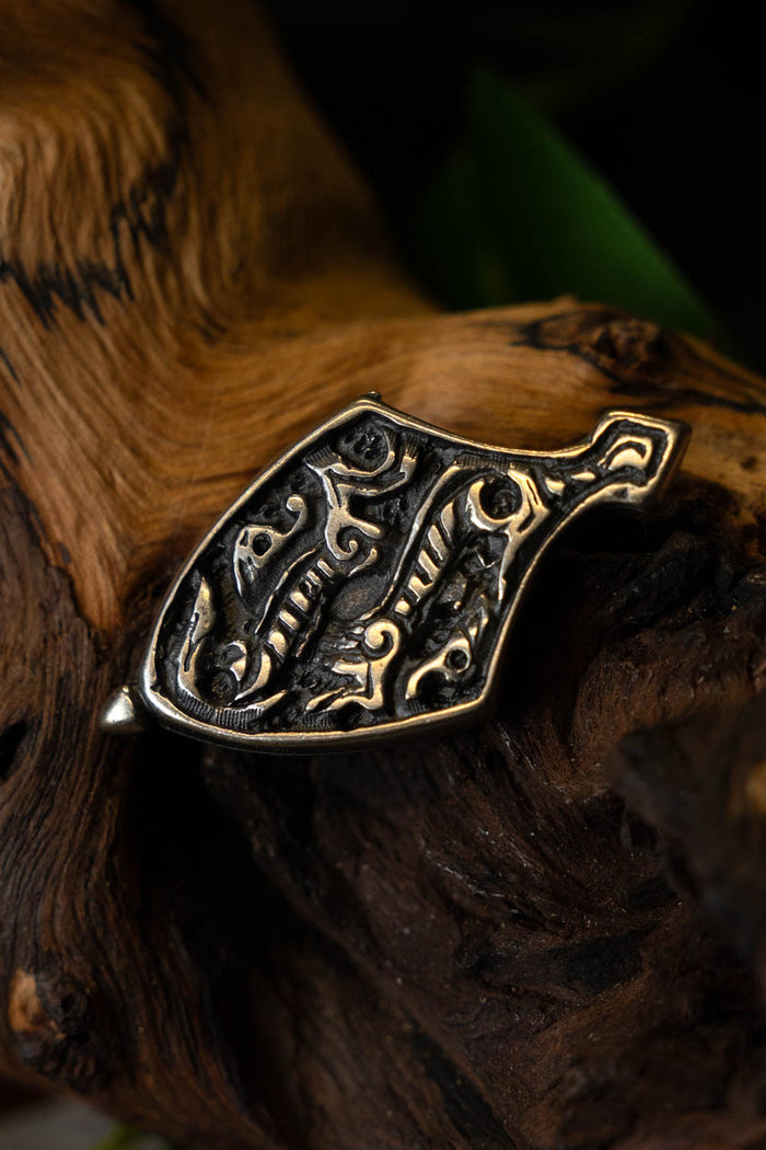 Extrémité de ceinture en forme de bêtes rubanées, couleur bronze